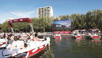 Photo of الباريسيون يشاهدون السينما من قوارب على نهر السين