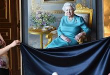 Photo of الملكة اليزابيث تشاهد إزاحة الستار عن صورة لها في وزارة الخارجية البريطانية