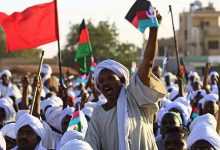 Photo of تظاهرات جديدة في السودان وهجمات امنية على المستشفيات وجرحى بين الاطباء