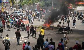 Photo of هايتي: أفراد عصابة يقتلون 12 شخصاً ويضرمون النار في المنازل