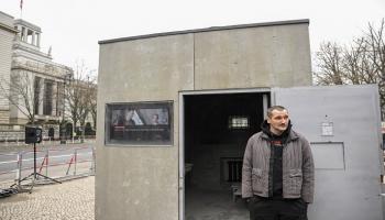 Photo of إقامة مجسم لزنزانة المعارض الروسي أليكسي نافالني قبالة سفارة موسكو في برلين