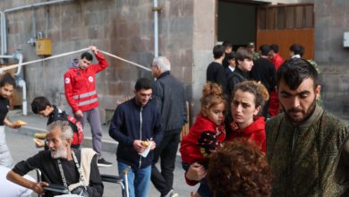 Photo of ناغورني قره باغ: وصول آلاف اللاجئين إلى أرمينيا رغم تعهد علييف بضمان حقوقهم في الإقليم