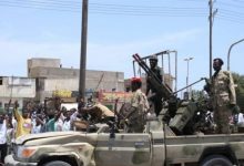 Photo of السودان: اشتباكات في بورتسودان للمرة الأولى واشتعال النيران في مبان حكومية بالخرطوم