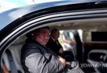 Photo of زعيم كوريا الشمالية كيم جونغ أون يتسلم سيارة روسية الصنع هدية من بوتين