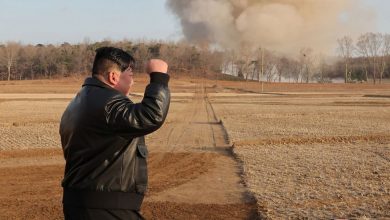 Photo of زعيم كوريا الشمالية يشرف على مناورات مدفعية بالتزامن مع زيارة بلينكن إلى سول