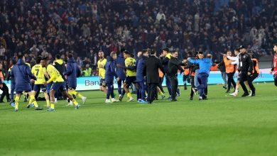 Photo of إشكال عنيف بين لاعبين ومشجعين في الدوري التركي لكرة القدم