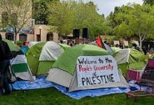 Photo of طلاب مؤيدون للفلسطينيين يرفضون إخلاء خيمهم في جامعة كولومبيا والادارة تهددهم بالفصل