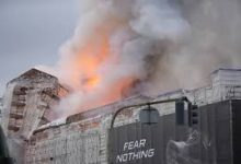 Photo of حريق ضخم في مبنى بورصة كوبنهاغن القديمة