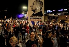 Photo of آلاف الإسرائيليين يتظاهرون أمام الكنيست للمطالبة برحيل نتانياهو