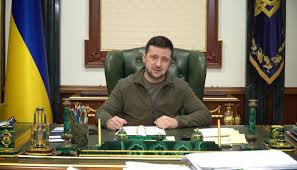 Photo of زيلينسكي يوقع قانون التعبئة العسكرية لزيادة عدد القوات