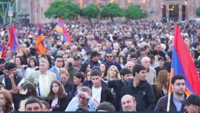 Photo of أرمينيا: الآلاف يتظاهرون مطالبين باستقالة رئيس الحكومة احتجاجاً على تسليم بلادهم أراض إلى أذربيجان