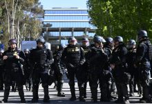 Photo of الشرطة تستعيد مبنى بجامعة كاليفورنيا في إيرفين بعد سيطرة مناصرين للفلسطينيين عليه