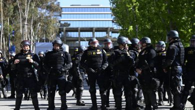 Photo of الشرطة تستعيد مبنى بجامعة كاليفورنيا في إيرفين بعد سيطرة مناصرين للفلسطينيين عليه