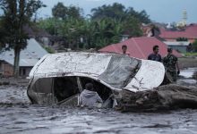 Photo of إندونيسيا: عشرات القتلى والمفقودين جراء فيضانات وحمم بركانية في جزيرة سومطرة