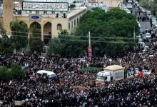 Photo of إيران: عشرات الآلاف يتجمعون وسط طهران لحضور جنازة إبراهيم رئيسي قبل دفنه في مشهد