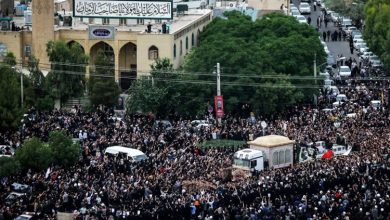 Photo of إيران: عشرات الآلاف يتجمعون وسط طهران لحضور جنازة إبراهيم رئيسي قبل دفنه في مشهد