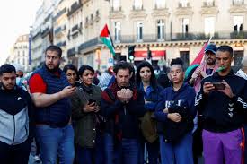 Photo of الآلاف يحتشدون في باريس احتجاجاً على هجوم إسرائيل في غزة