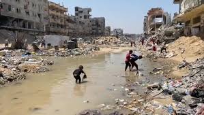 Photo of مأساة انسانية: مياه الصرف الصحي تغمر الخيام في خان يونس والنازحون في الشوارع