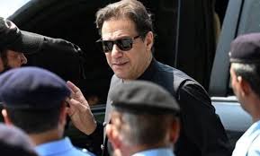 Photo of باكستان: براءة رئيس الوزراء السابق عمران خان من تهم تسريب أسرار الدولة