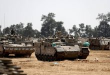 Photo of الدبابات الإسرائيلية تتوغل في رفح وتجبر الفلسطينيين على الفرار مجدداً